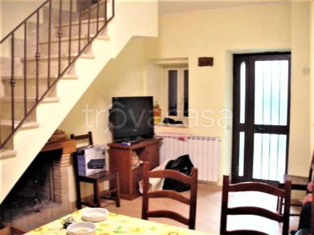 casa indipendente in vendita a Pereto