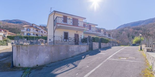 casa indipendente in vendita a Pereto