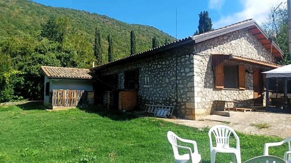 casa indipendente in vendita a Pereto