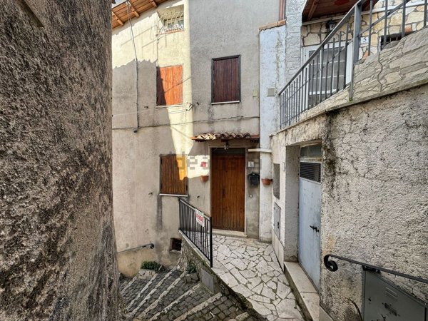 casa indipendente in vendita a Pereto