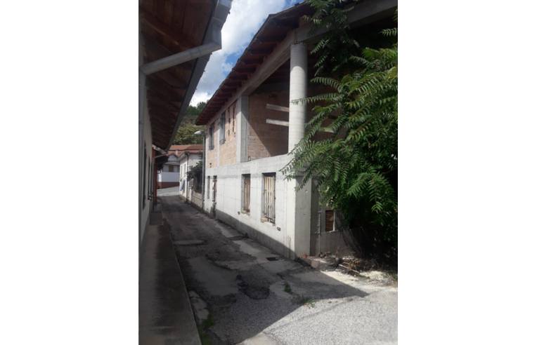 casa indipendente in vendita a Pescina