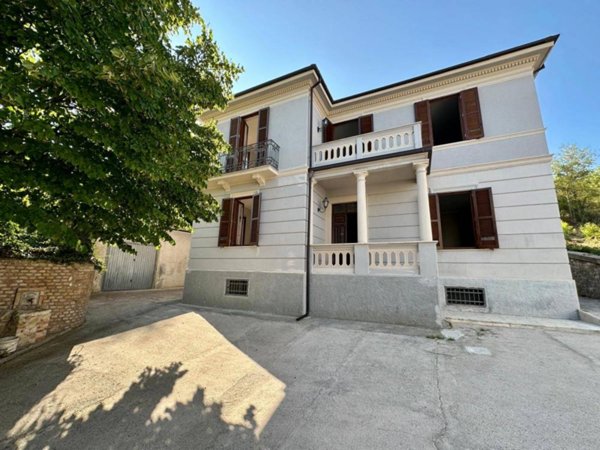 casa indipendente in vendita a Pescina