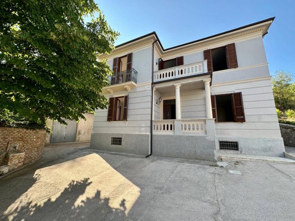 casa indipendente in vendita a Pescina