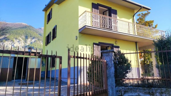 casa indipendente in vendita a Pizzoli