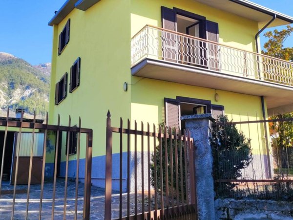 casa indipendente in vendita a Pizzoli