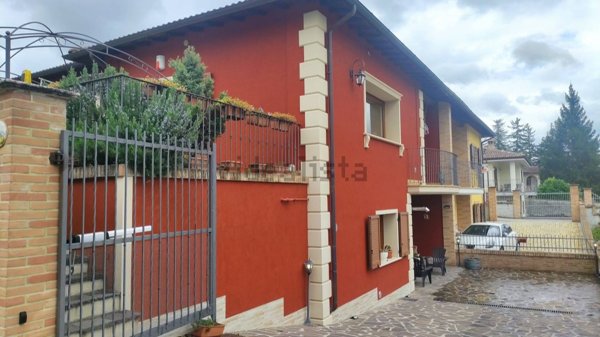 casa indipendente in vendita a Pizzoli