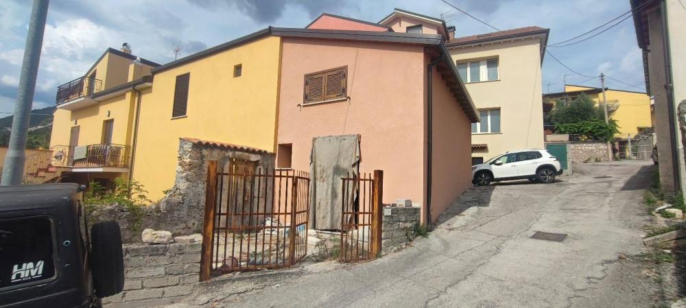 casa indipendente in vendita a Pizzoli