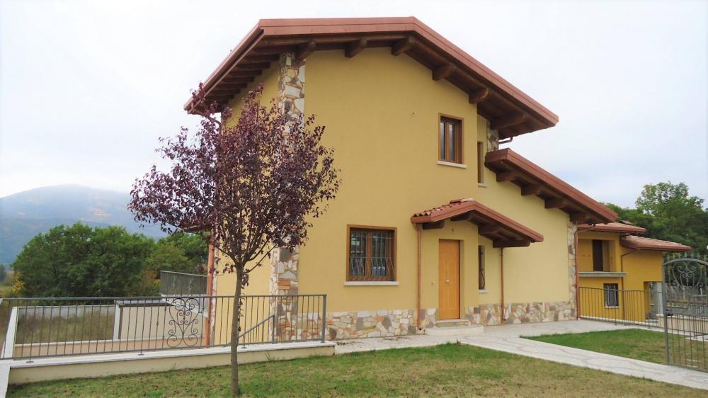 casa indipendente in vendita a Pizzoli