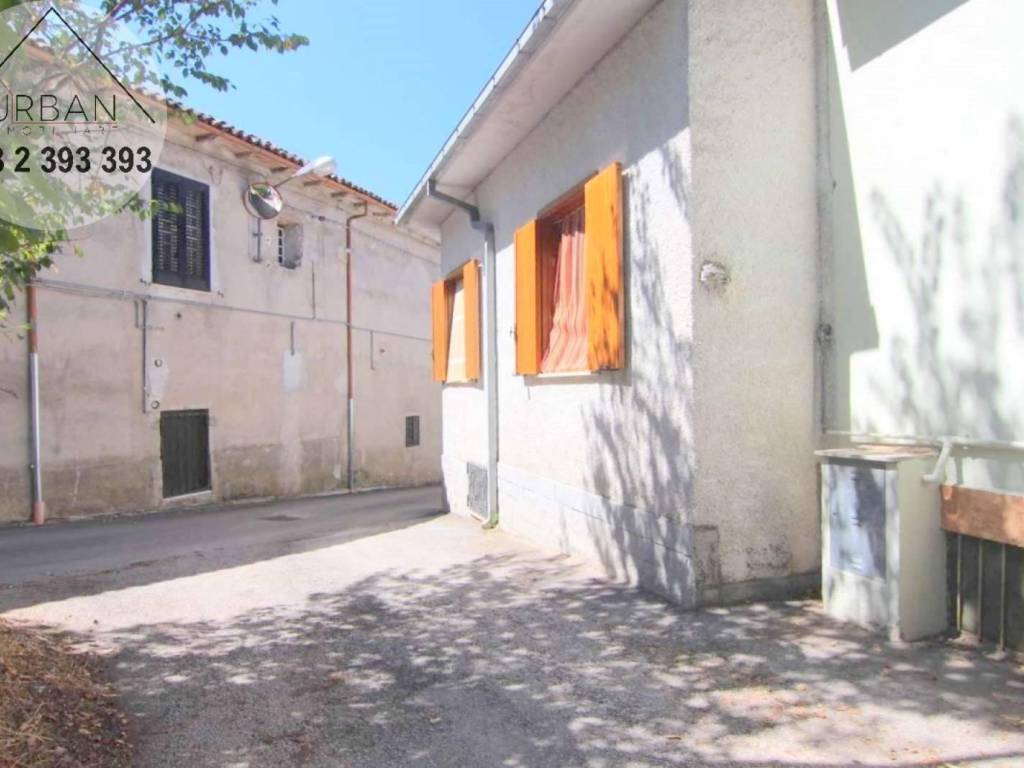casa indipendente in vendita a Pizzoli
