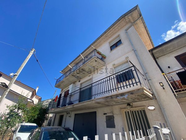 casa indipendente in vendita a Pizzoli