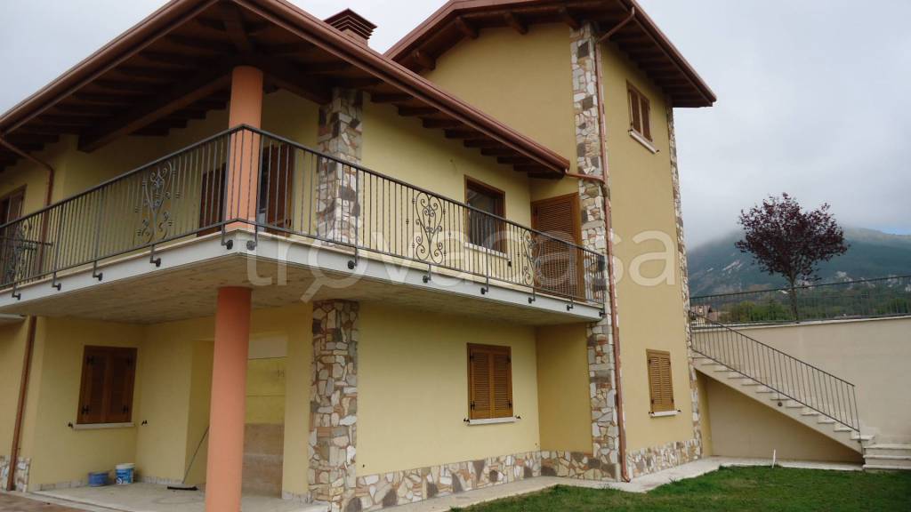 casa indipendente in vendita a Pizzoli