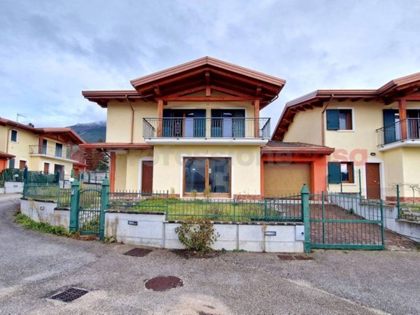 casa indipendente in vendita a Pizzoli