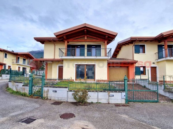 casa indipendente in vendita a Pizzoli