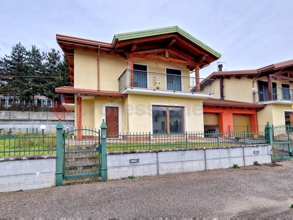 casa indipendente in vendita a Pizzoli