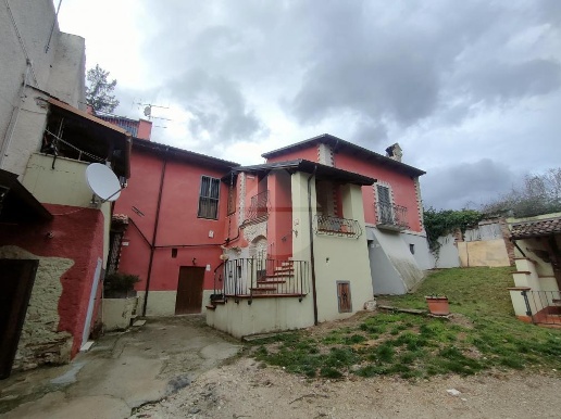 casa indipendente in vendita a Pizzoli