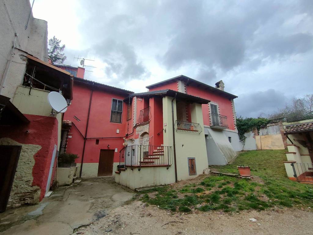 casa indipendente in vendita a Pizzoli