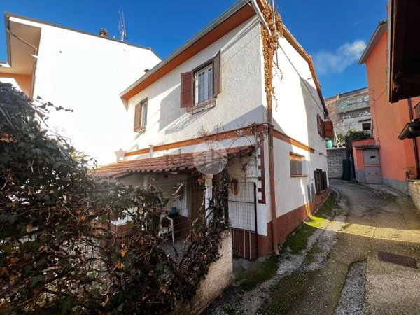 casa indipendente in vendita a Pizzoli