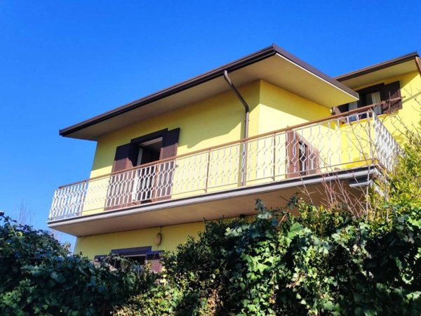 casa indipendente in vendita a Pizzoli