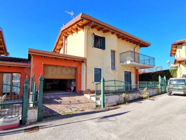 casa indipendente in vendita a Pizzoli