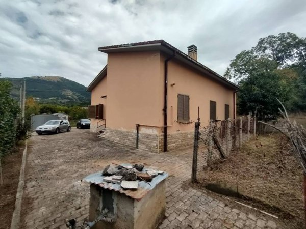 casa indipendente in vendita a Pizzoli