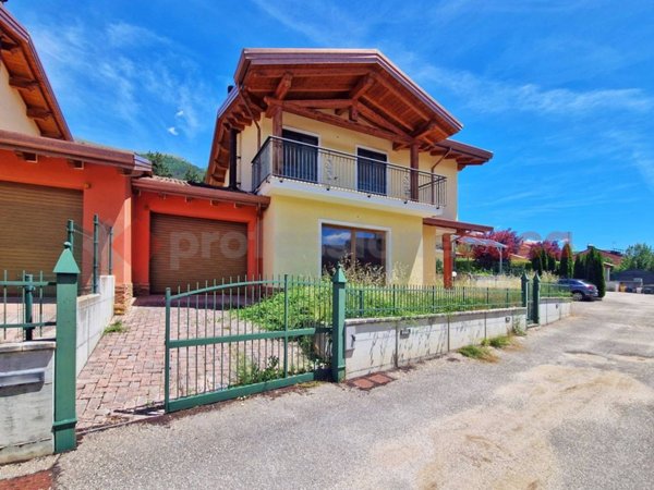 casa indipendente in vendita a Pizzoli