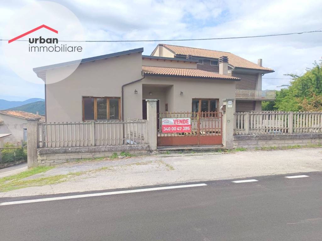 casa indipendente in vendita a Pizzoli in zona Cavallari