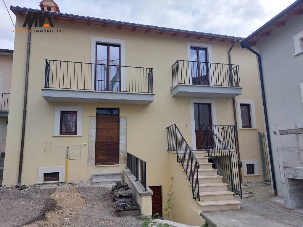 casa indipendente in vendita a Poggio Picenze