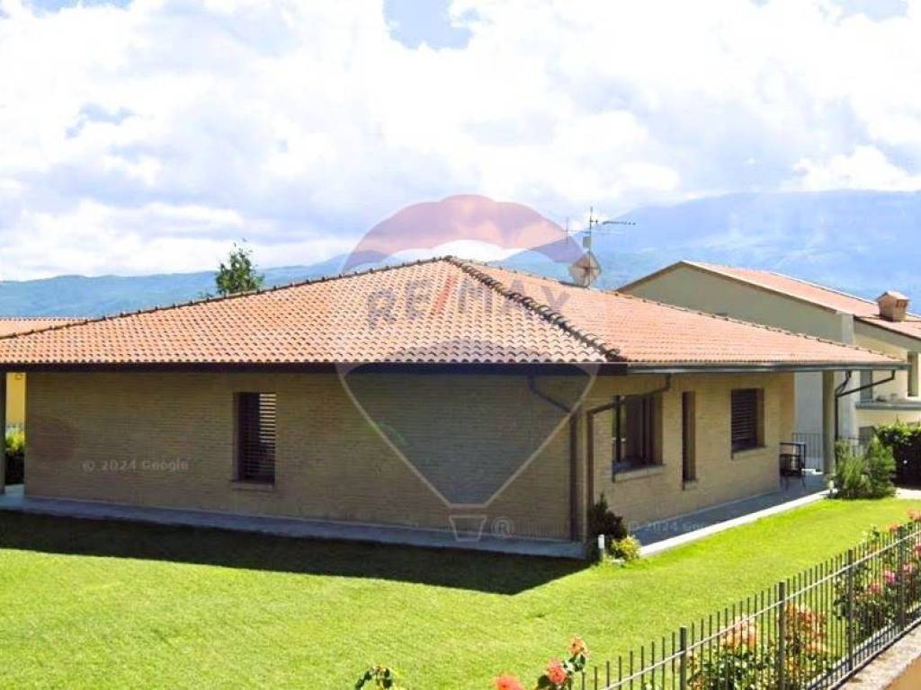 casa indipendente in vendita a Poggio Picenze