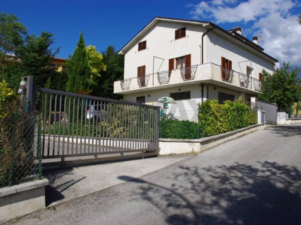 casa indipendente in vendita a Poggio Picenze