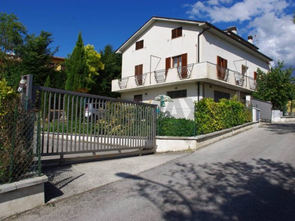 casa indipendente in vendita a Poggio Picenze