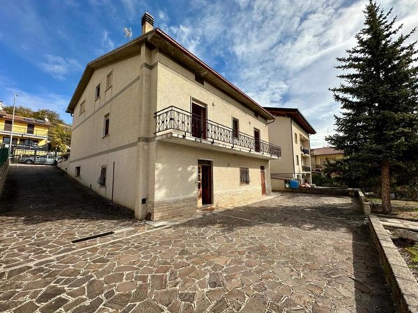 casa indipendente in vendita a Poggio Picenze