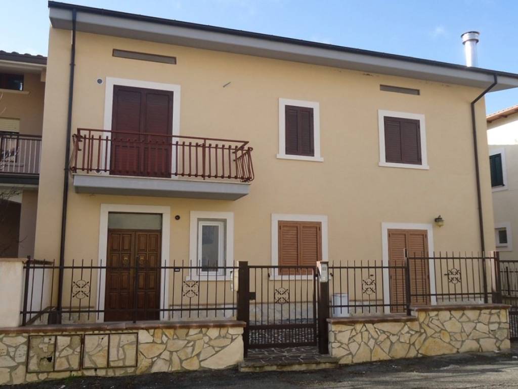 casa indipendente in vendita a Prata d'Ansidonia