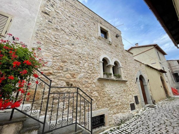 casa indipendente in vendita a Prata d'Ansidonia in zona Tussio