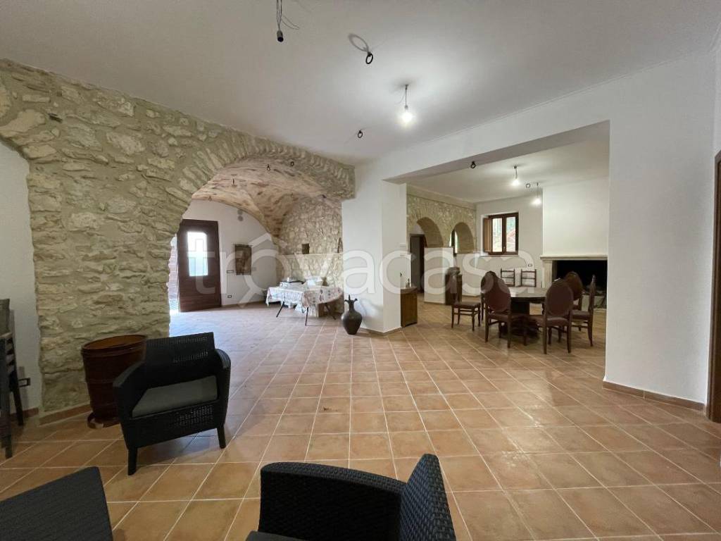 casa indipendente in vendita a Prata d'Ansidonia in zona Tussio