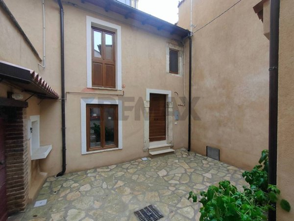 casa indipendente in vendita a Prata d'Ansidonia in zona Tussio