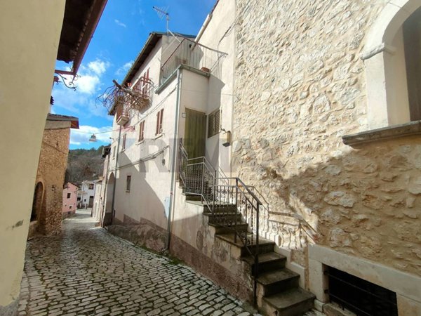 casa semindipendente in vendita a Prata d'Ansidonia in zona Tussio