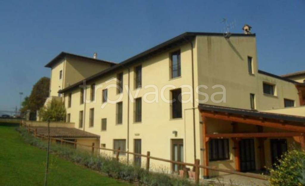 negozio in vendita a Pratola Peligna in zona Bagnaturo