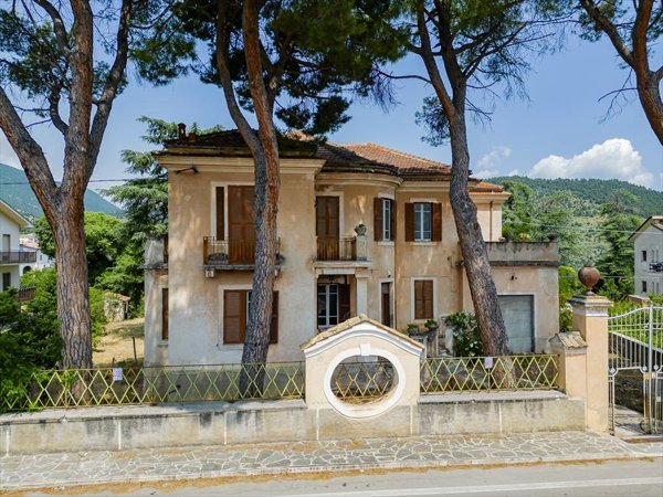 casa indipendente in vendita a Raiano