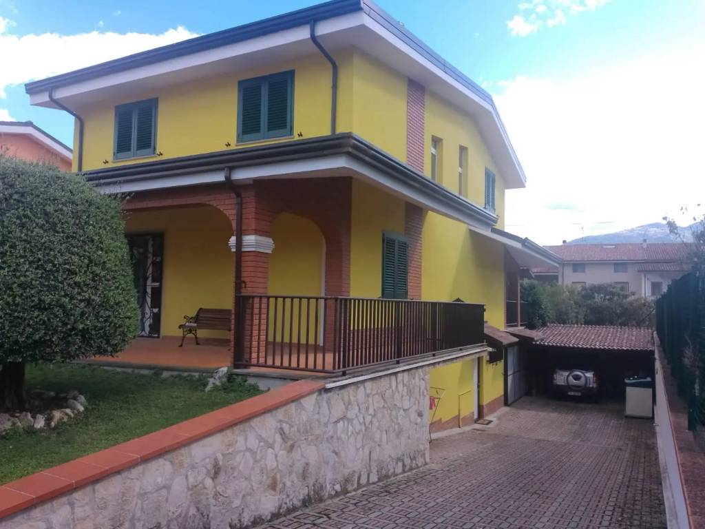 casa indipendente in vendita a Raiano