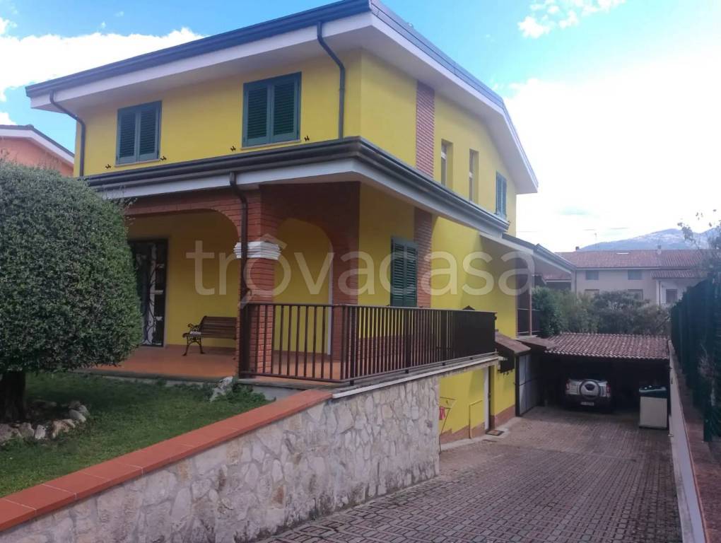 casa indipendente in vendita a Raiano