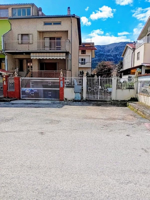 casa indipendente in vendita a Raiano