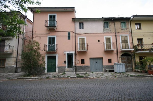 casa indipendente in vendita a Raiano