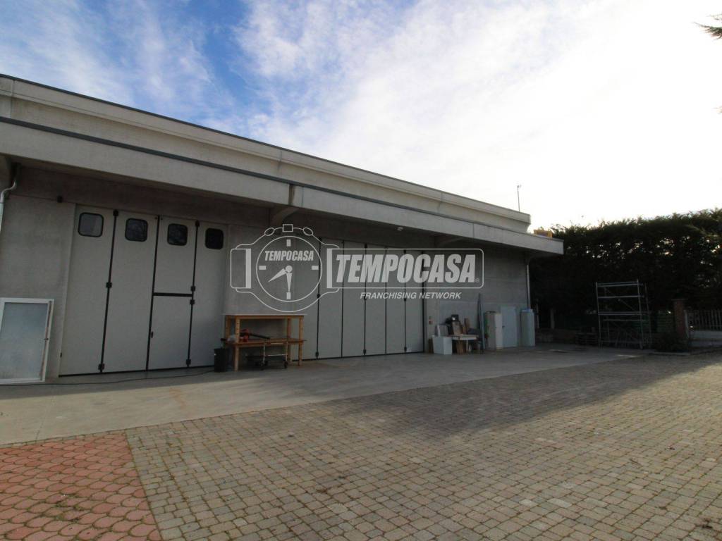 locale commerciale in vendita a Mondovì in zona Pogliola