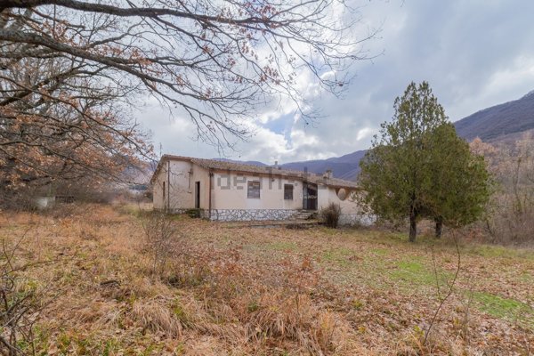 casa indipendente in vendita a Rocca di Botte