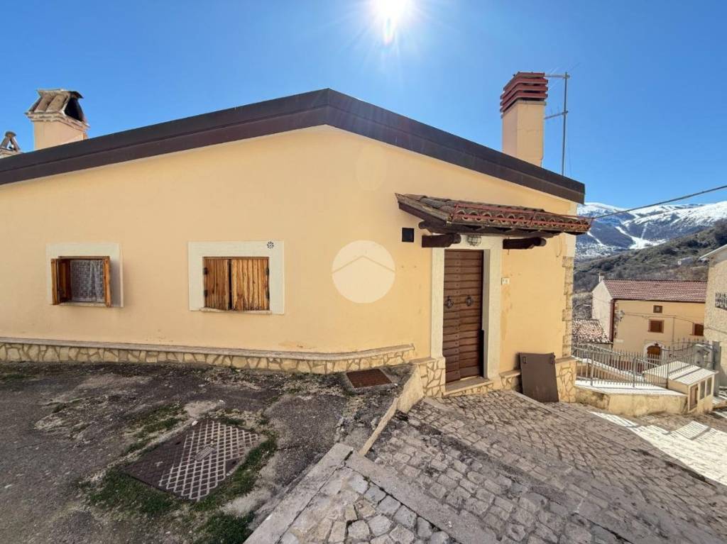 casa indipendente in vendita a Rocca di Cambio