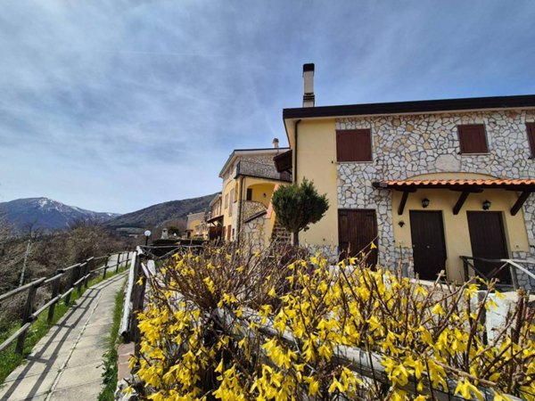 casa indipendente in vendita a Rocca di Cambio