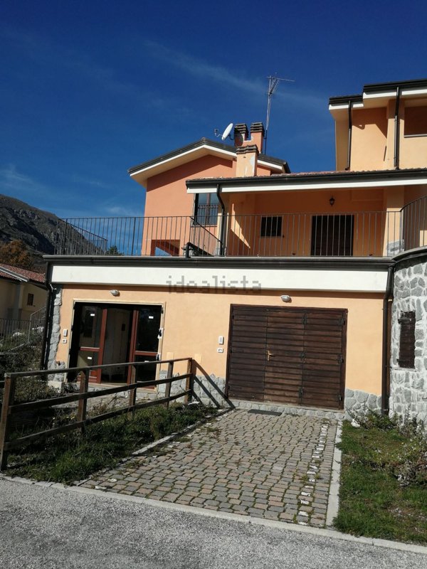 casa indipendente in vendita a Rocca di Cambio