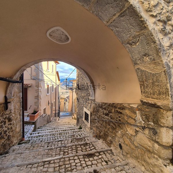 casa indipendente in vendita a Rocca di Cambio