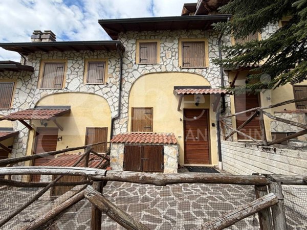 casa indipendente in vendita a Rocca di Cambio