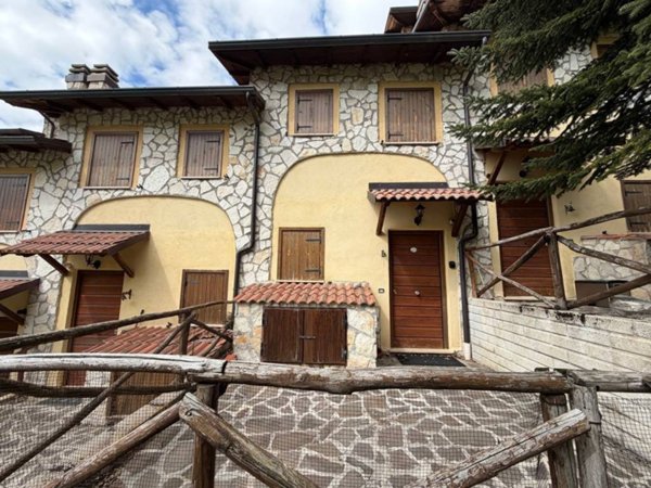 casa indipendente in vendita a Rocca di Cambio